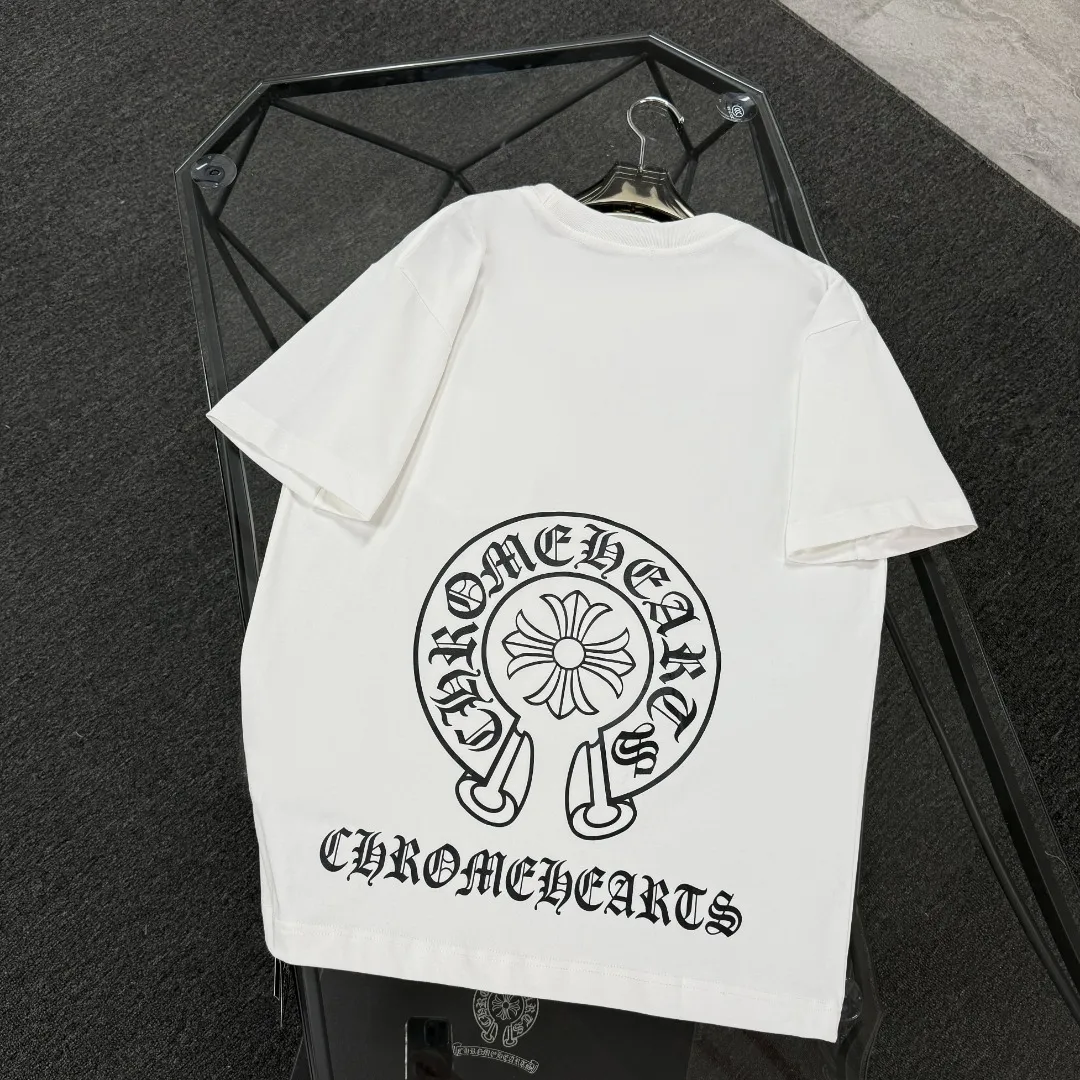P170 Chrome Hearts Chrome Hearts 25 high version. The fabric is made of 300 grams of high-density pure cotton. It does not deform or shrink. It has three labels. It is the same style for men and women. Technology: suede foam printing. Color: white, black. SIZE: S-XL.
